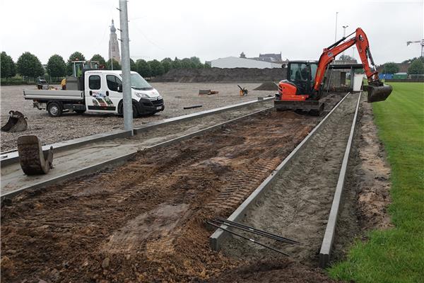 Aménagement parc sportif Wereldakker avec terrains de football en gazon naturel et synthétique et piste d'athlétisme - Sportinfrabouw NV